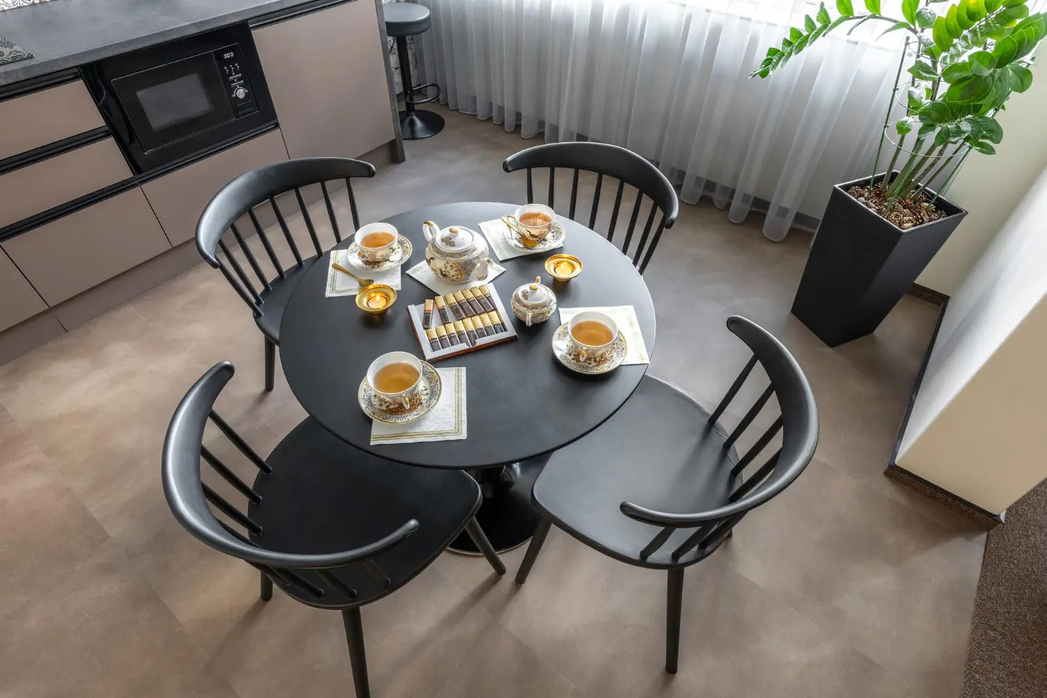 How to Make a Small Dining Area Look Bigger with a Modern Table