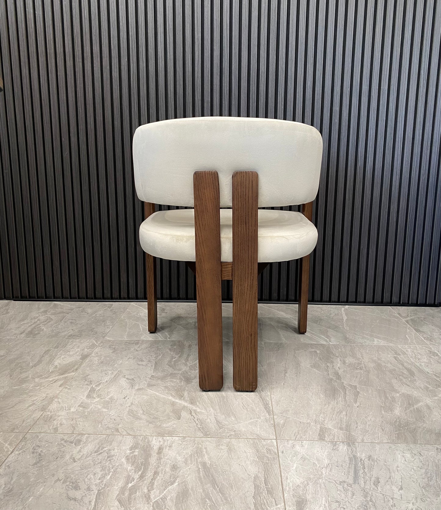 Tisorie Chair | Walnut - Offwhite Velvet Fabric