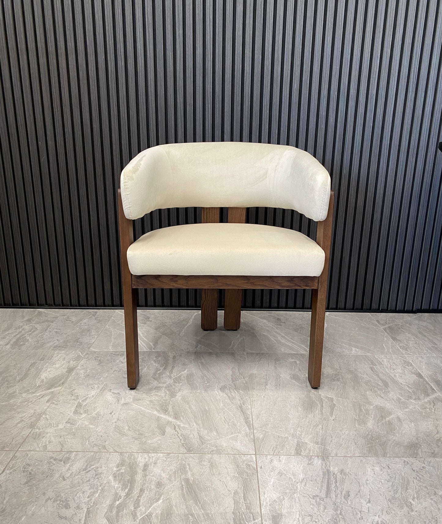 Tisorie Chair | Walnut - Offwhite Velvet Fabric