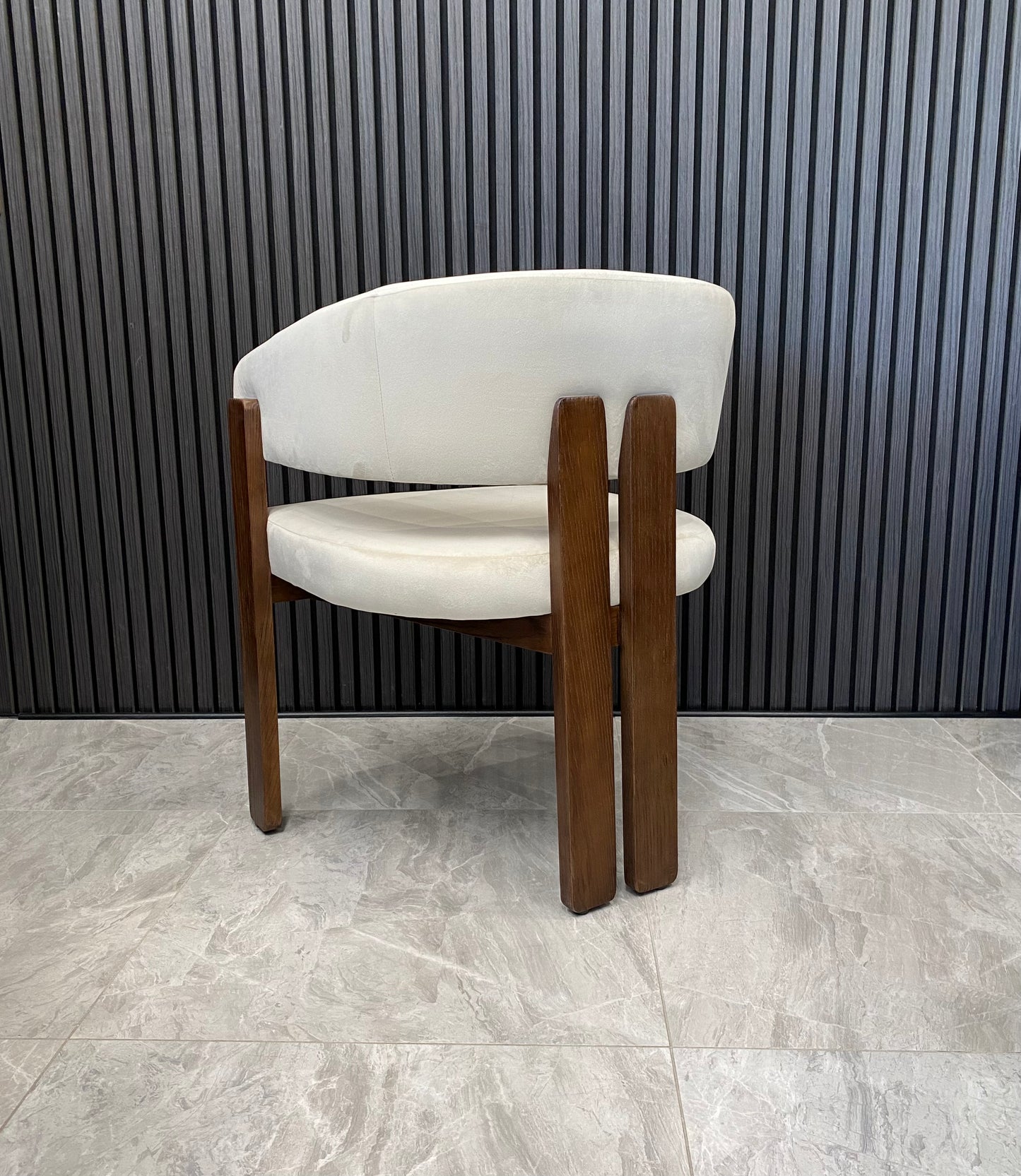 Tisorie Chair | Walnut - Offwhite Velvet Fabric